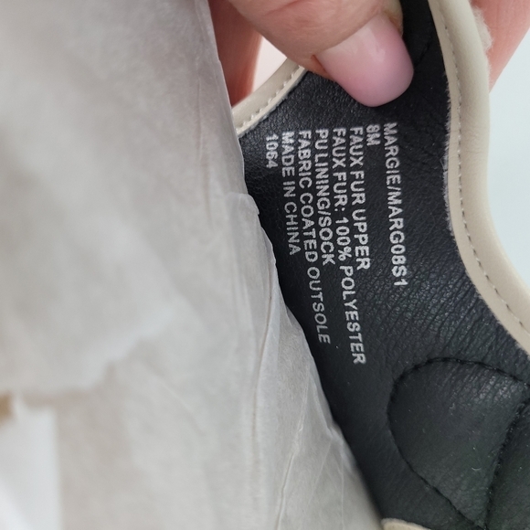 STEVE Madden Margie flat sandals with buckles in cream faux sherpa quilt size 8 - Picture 5 of 8